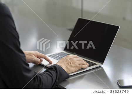 ノートパソコンで作業をするビジネスマンの手元 88623749
