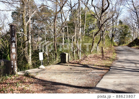 群馬県高崎市　観音山散策路（高崎自然歩道）と洞窟観音入口案内 88623807
