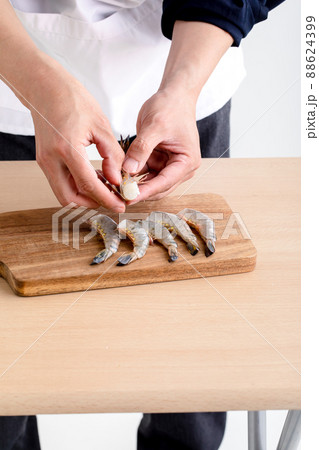 エビを調理する手元　shrimp 88624399