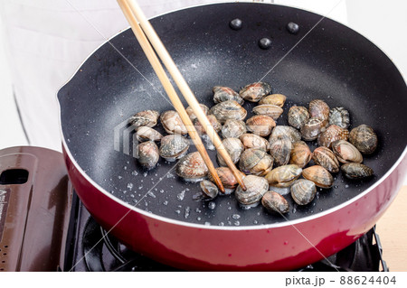 調理されるあさり　cooking 88624404