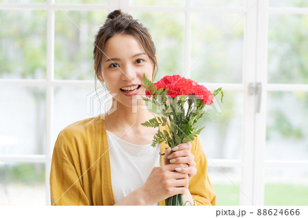 花束を持つ女性 88624666