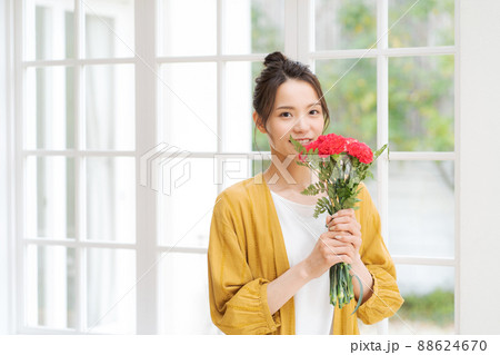 花束を持つ女性 花束を持つ女性 88624670