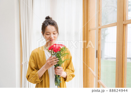 花束を持つ女性 自宅 88624944