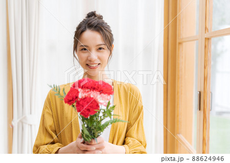 花束を持つ女性 自宅 花束を持つ女性 自宅 88624946