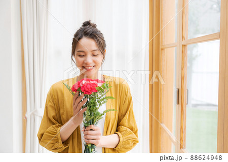 花束を持つ女性 自宅 88624948