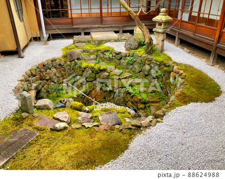 京都、西陣興聖寺(織部寺)の降り蹲踞 京都、西陣興聖寺(織部寺)の降り蹲踞 88624988