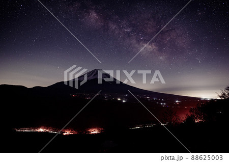 （山梨県）竜ヶ岳より望む富士山と天の川 88625003