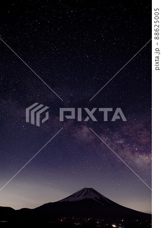 （山梨県）竜ヶ岳より望む富士山と天の川 88625005