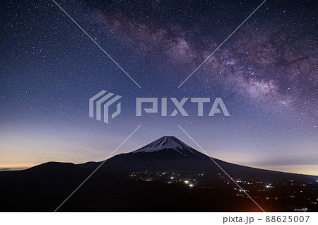 （山梨県）竜ヶ岳より望む富士山と天の川 88625007