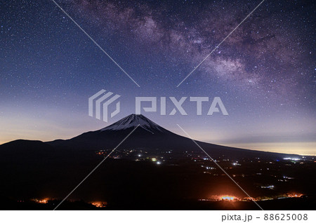 （山梨県）竜ヶ岳より望む富士山と天の川 88625008