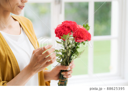 花束を持つ女性 パーツカット 花束を持つ女性 パーツカット 88625395