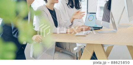 オフィスでミーティングする女性グループ 88625850