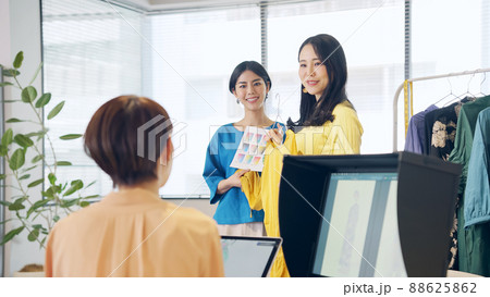 カジュアルなオフィスで会話する女性グループ 88625862