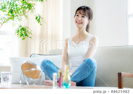 家でリラックスする女性 家でリラックスする女性 88625982