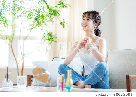 家でリラックスする女性 家でリラックスする女性 88625983