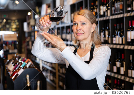 Woman sommelier tasting wines in winery 88626765
