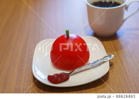 カフェで食べるりんごの形をしたアイスケーキとコーヒー 88626865