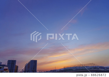 神崎川駅上空の美しい夕焼け空【大阪市　2022年　春】 88626872