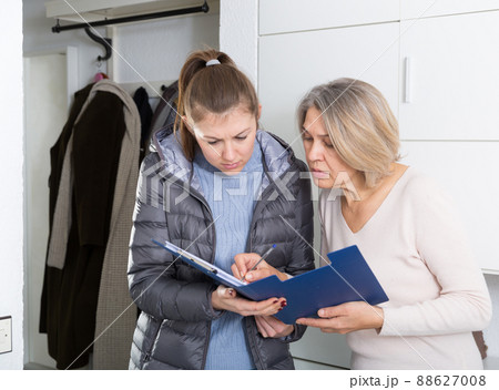 Female caseworker conducting survey 88627008