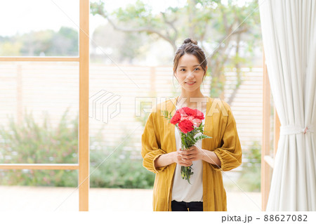 花束を持つ女性 花束を持つ女性 88627082