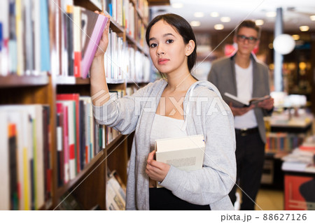 girl looking for interesting books 88627126