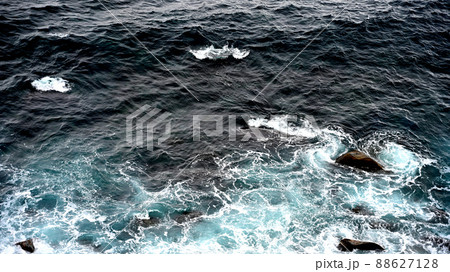 岩場での海のうねり【高画質】 岩場での海のうねり【高画質】 88627128