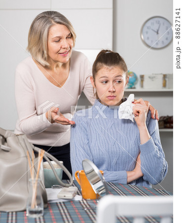 Mature mom apologizes to daughter after quarrel 88627141