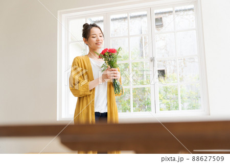 花束を持つ女性 88627509