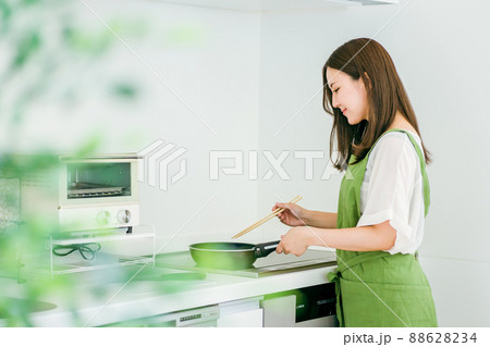 料理をする女性 料理をする女性 88628234