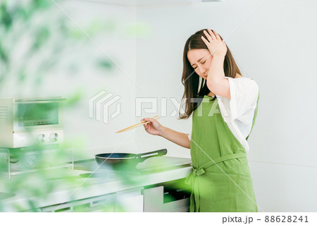 料理が苦手な女性 料理が苦手な女性 88628241