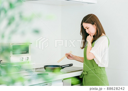 料理が苦手な女性 88628242