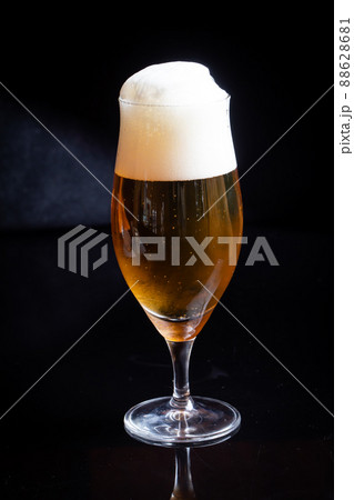 グラスに注がれるビール beer グラスに注がれるビール beer 88628681