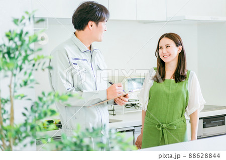 キッチンにいる作業着姿の男性と女性 88628844