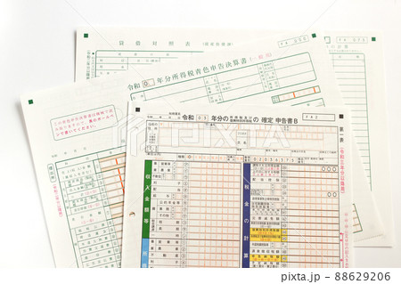 青色申告書と確定申告書Bの記入用紙 88629206