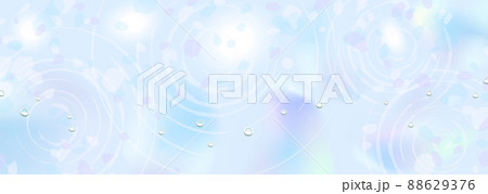 ぼんやりとした水面に映る曇り空 88629376