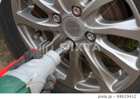 休日に冬用タイヤから夏用タイヤに交換作業をする男性 休日に冬用タイヤから夏用タイヤに交換作業をする男性 88629412