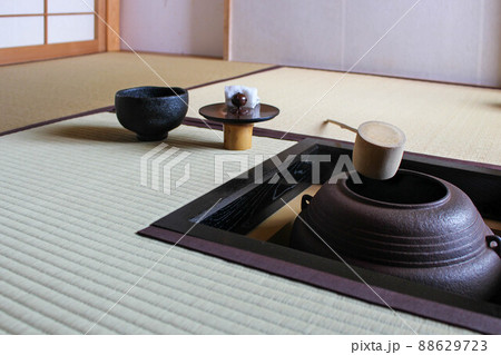 抹茶を点てる準備をした炉のある和室 抹茶を点てる準備をした炉のある和室 88629723