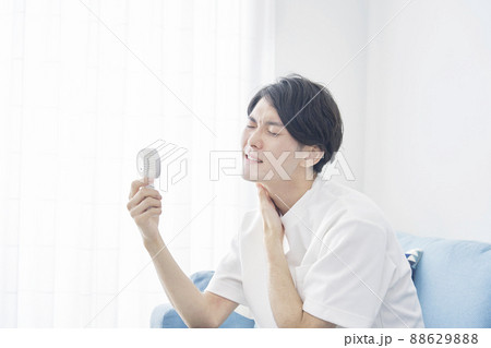 男性 ハンディファン リビング 男性 ハンディファン リビング 88629888