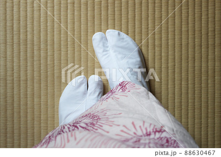 女性が着物を着て足袋で畳を歩く 88630467