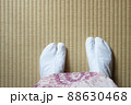 女性が着物を着て足袋で畳を歩く 88630468