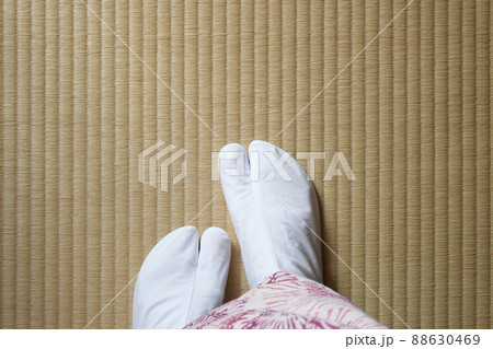 女性が着物を着て足袋で畳を歩く 女性が着物を着て足袋で畳を歩く 88630469