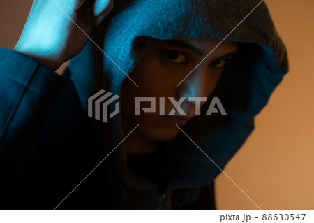 フードを深く被った男性のポートレート　匿名性　ネット社会　 88630547