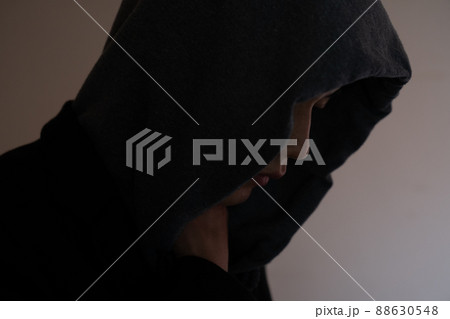 フードを深く被った男性のポートレート　匿名性　ネット社会　 88630548
