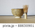 金継された抹茶茶碗と茶筅 88630901
