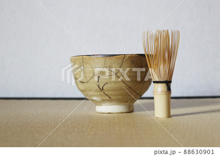 金継された抹茶茶碗と茶筅 88630901