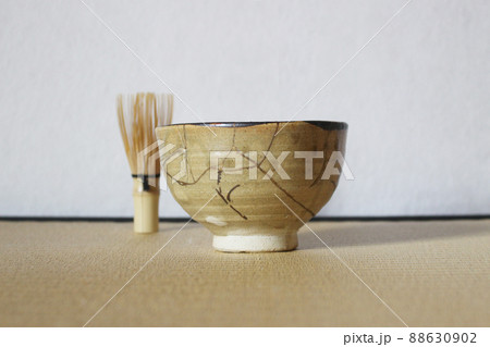 金継された抹茶茶碗と茶筅 88630902