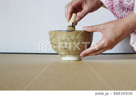 金継された抹茶茶碗で着物の女性がお茶を点てる 金継された抹茶茶碗で着物の女性がお茶を点てる 88630936