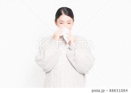 ティッシュペーパーで鼻をかむ主婦 88631064