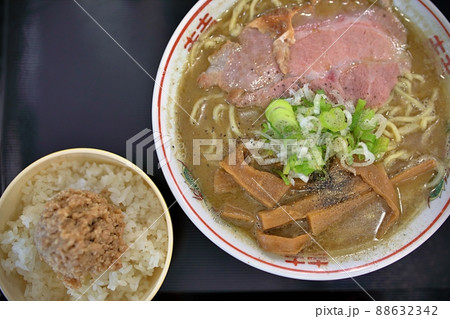 濃厚煮干しラーメンと肉そぼろ(青森県朝ラー) 濃厚煮干しラーメンと肉そぼろ(青森県朝ラー) 88632342