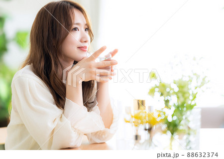 女性 ビューティー 水 水分補給 スキンケア リビング ライフスタイル ニューノーマル 女性 ビューティー 水 水分補給 スキンケア リビング ライフスタイル ニューノーマル 88632374